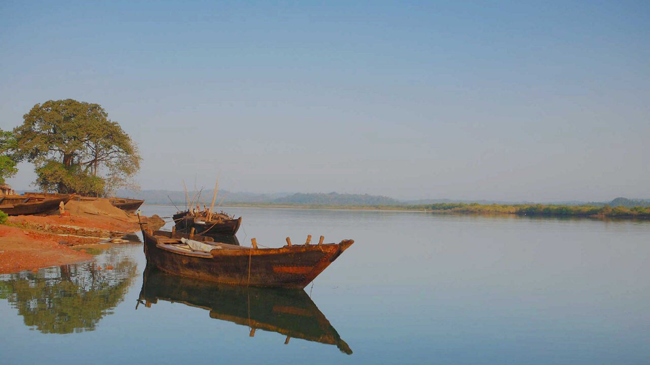 small boat at a bay